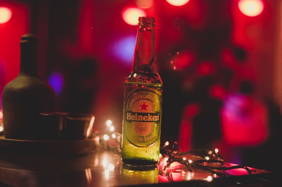 Flesje heineken op tafel uit de video van virale marketing