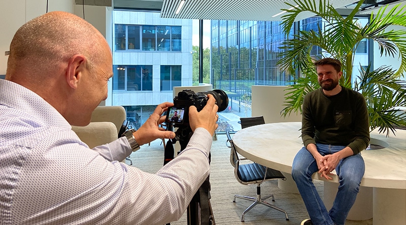Lincelot vacaturevideo's - christophe filmt een collega en stelt hem als cameraman gerust