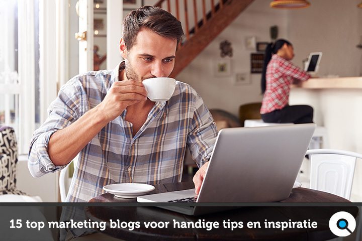 Man drinkt koffie en bekijkt marketing blogs