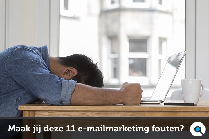 Man zit gefrustreerd aan zijn bureau door het maken van e-mailmarketing fouten.