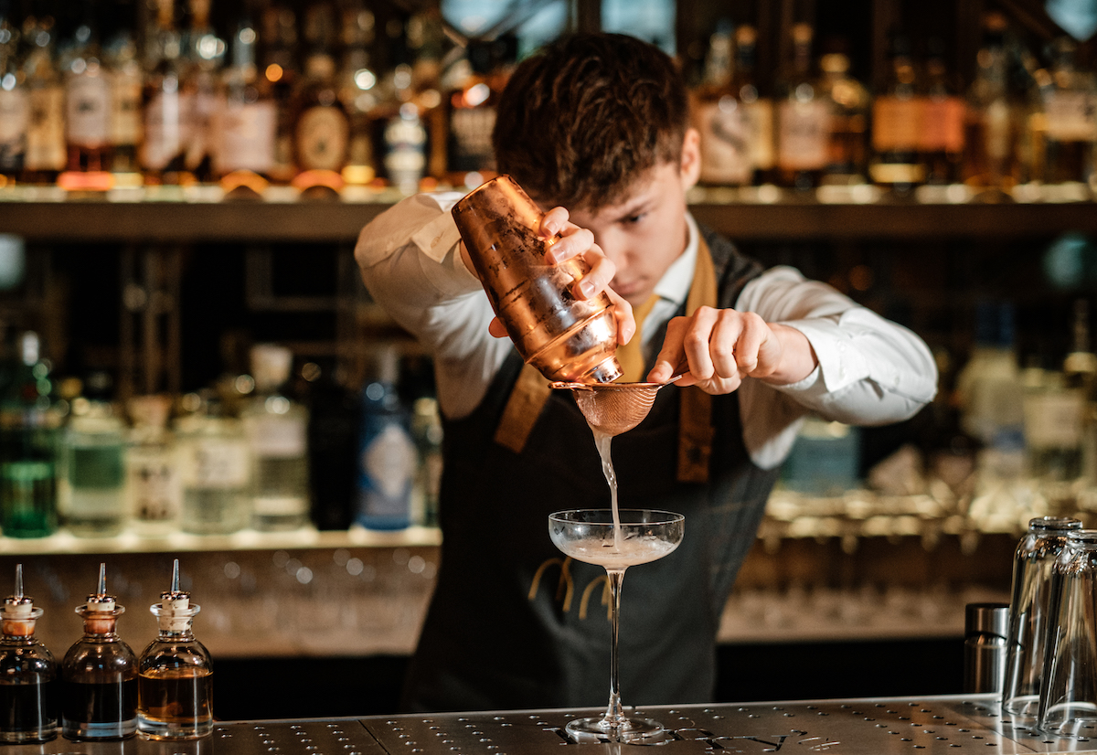 Foto van cocktailmaster van Henry's bar uit de fotoshoot voor Botanic Sanctuary Antwerp door Lincelot Edegem