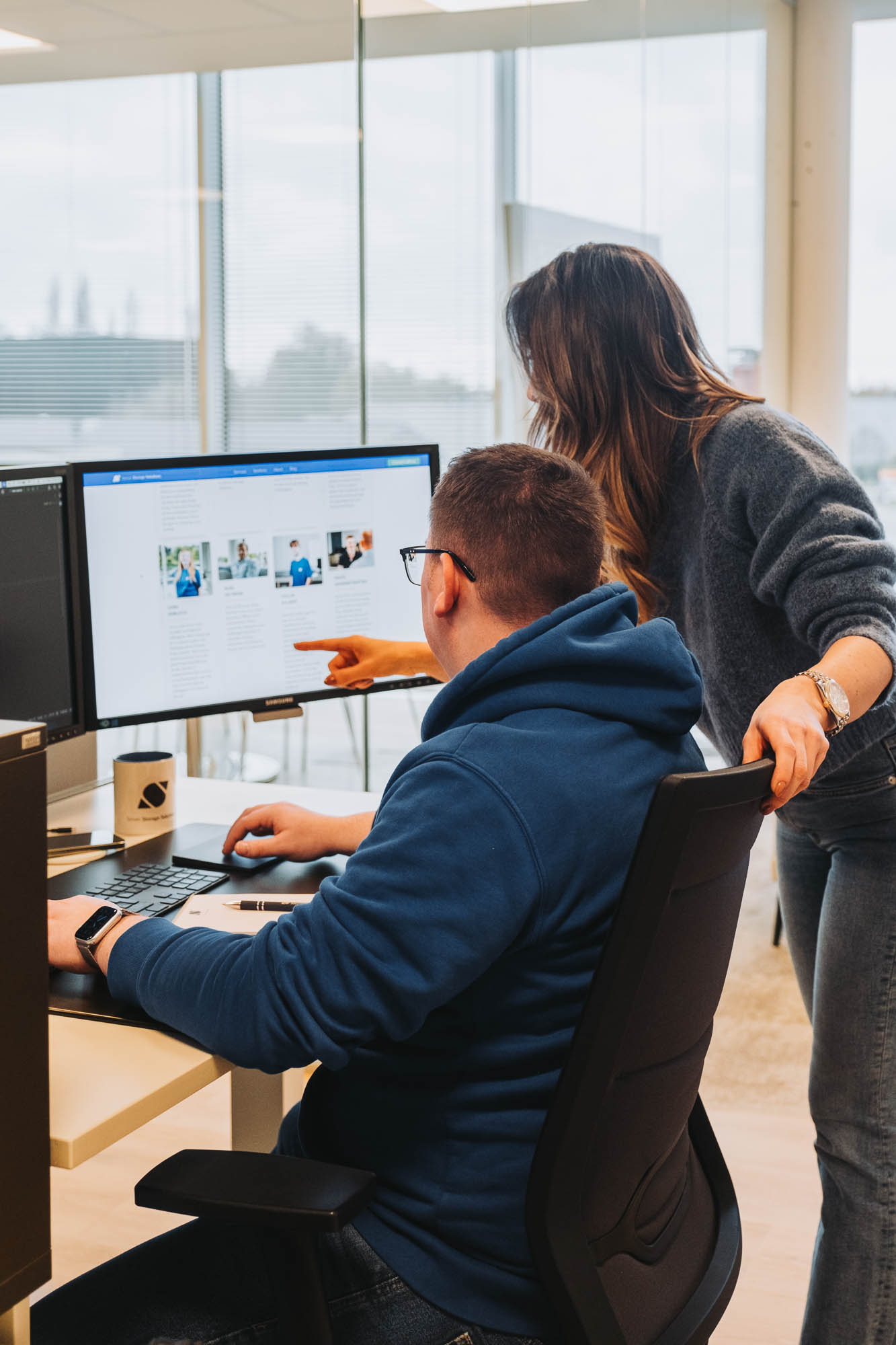 S3S medewerkers bespreken de nieuwe website die werd gebouwd door Lincelot Marketing Edegem
