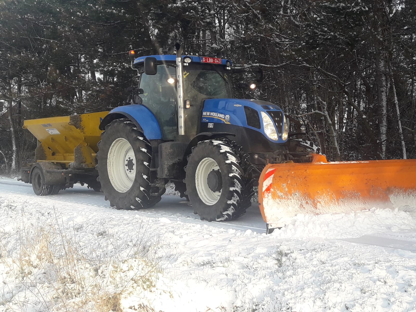 Sneeuwploeg van winterdienst uit de vacturevideo gemaakt door Lincelot marketing Edegem