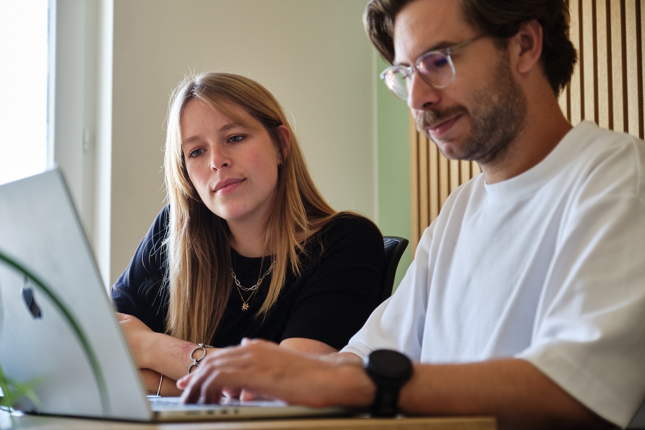 Sam en Joske testen websites nauwkeurig voor Lincelot ze oplevert aan klanten.